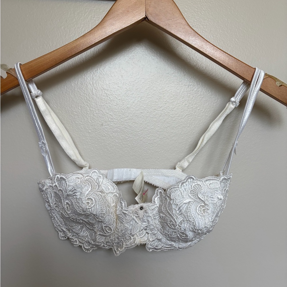 Victoria's Secret Ivory Lace Underwire Bra
